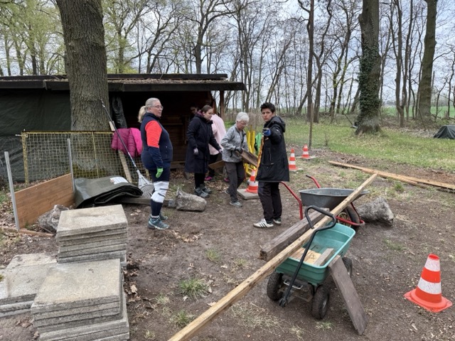 Mitglieder des Schönfließer HSC räumen beim Arbeitseinsatz 2026 gemeinsam den Schuppen und das Material auf.