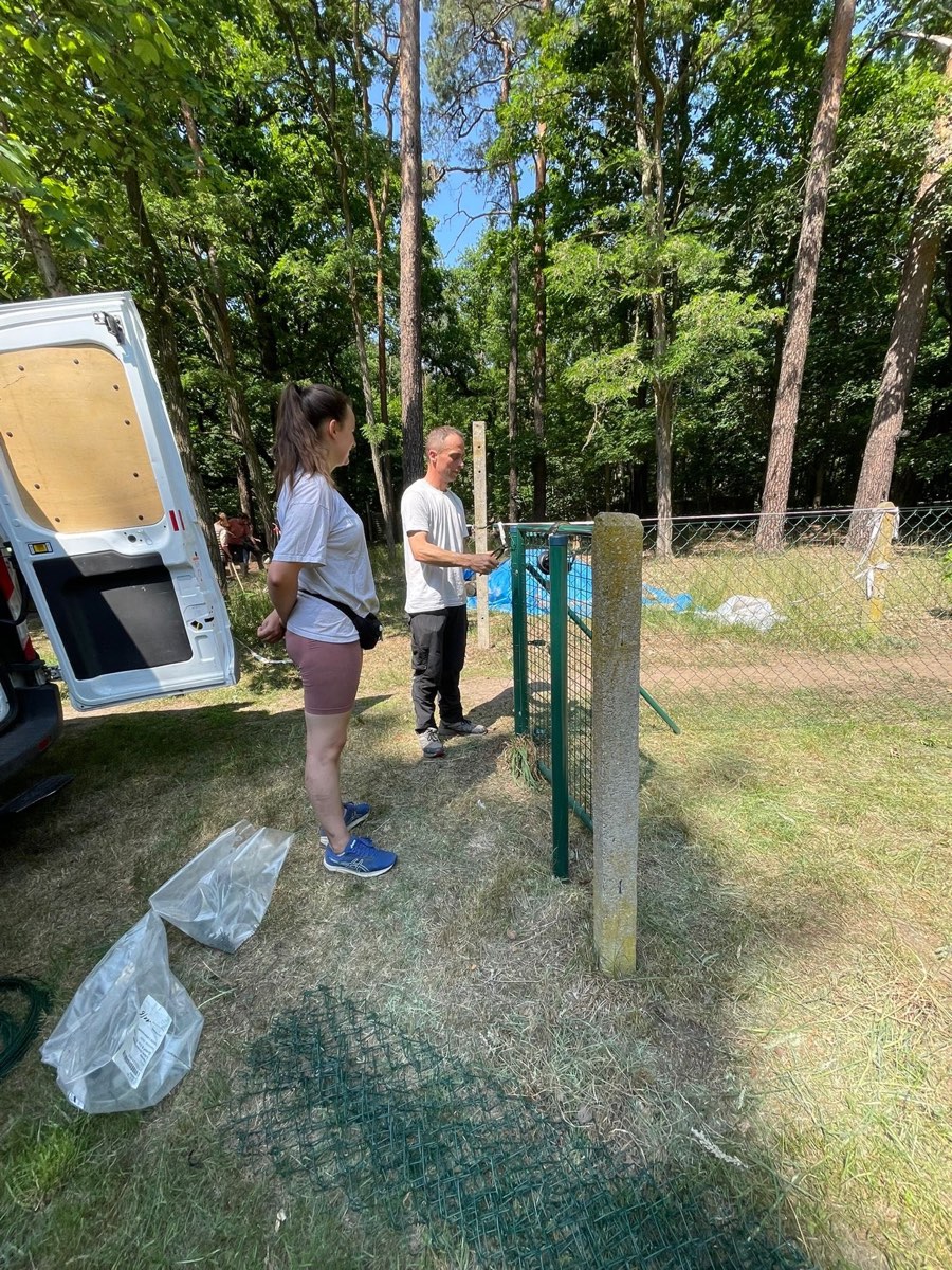 Erste Zaunelemente auf dem Platz montiert