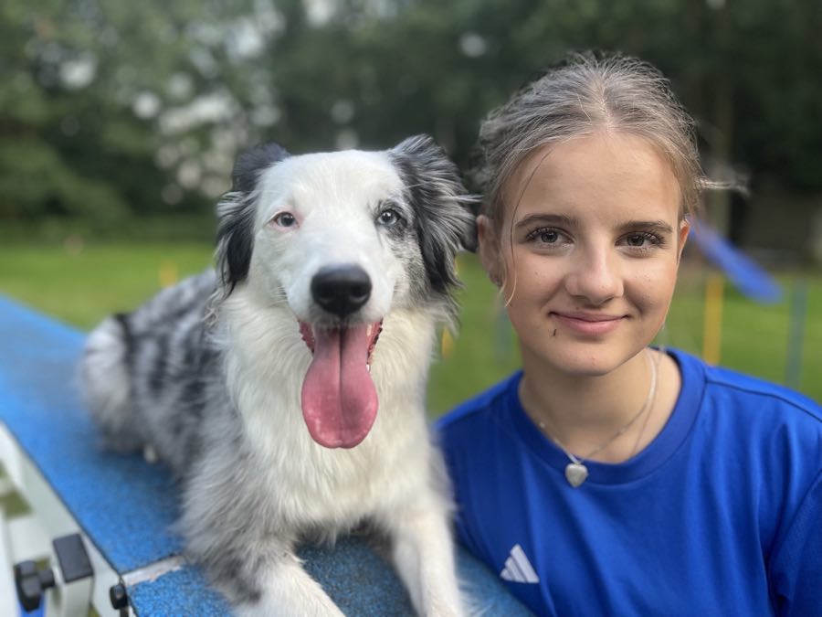 Junge Hundeführerin beim Jugendtraining auf dem Platz