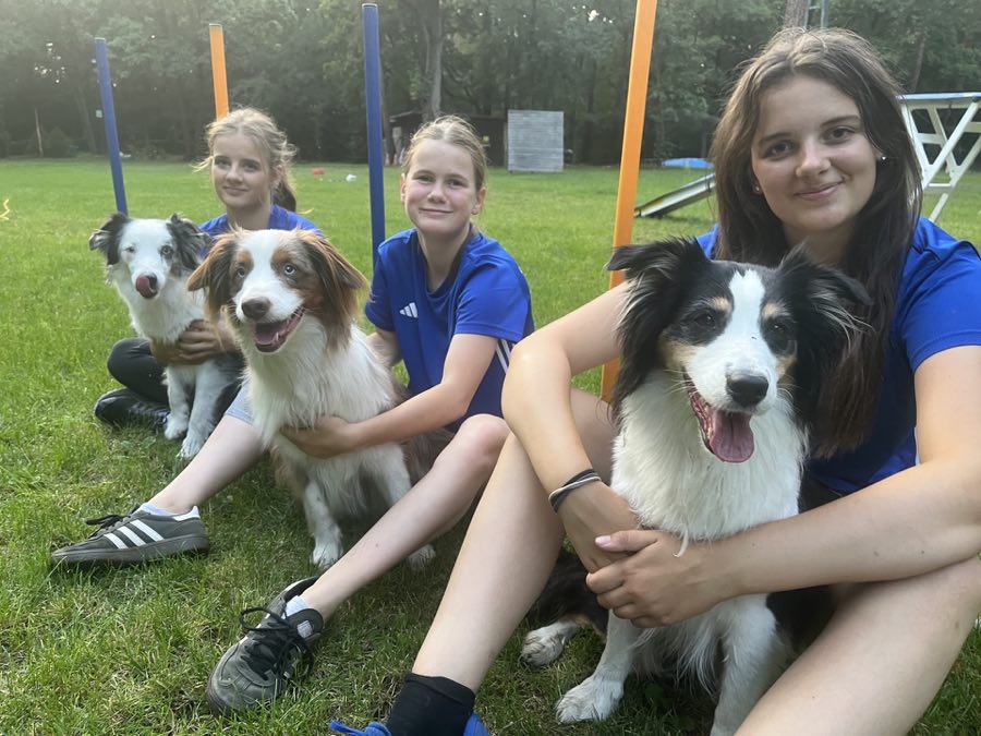 Jugendarbeit mit Hund und Trainerteam auf dem Vereinsgelände