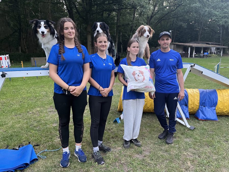 Jugendliche mit Hund bei einer Übung im Verein